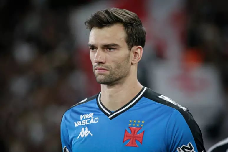 Léo Jardim alcança 300 jogos como profissional e reforça importância no Vasco